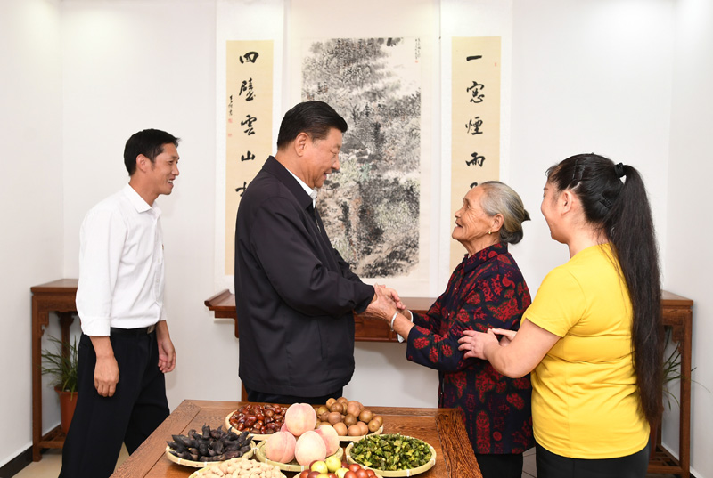 　　9月16日至18日，中共中央總書記、國家主席、中央軍委主席習(xí)近平在河南考察。這是16日下午，習(xí)近平在信陽市新縣田鋪鄉(xiāng)田鋪大塆“老家寒舍”民宿店，同店主一家親切交談。 新華社記者 謝環(huán)馳 攝