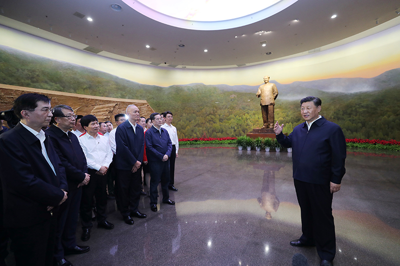 9月12日，中共中央總書記、國家主席、中央軍委主席習近平視察中共中央北京香山革命紀念地。這是習近平在香山革命紀念館參觀《為新中國奠基》主題展覽，并發(fā)表重要講話。