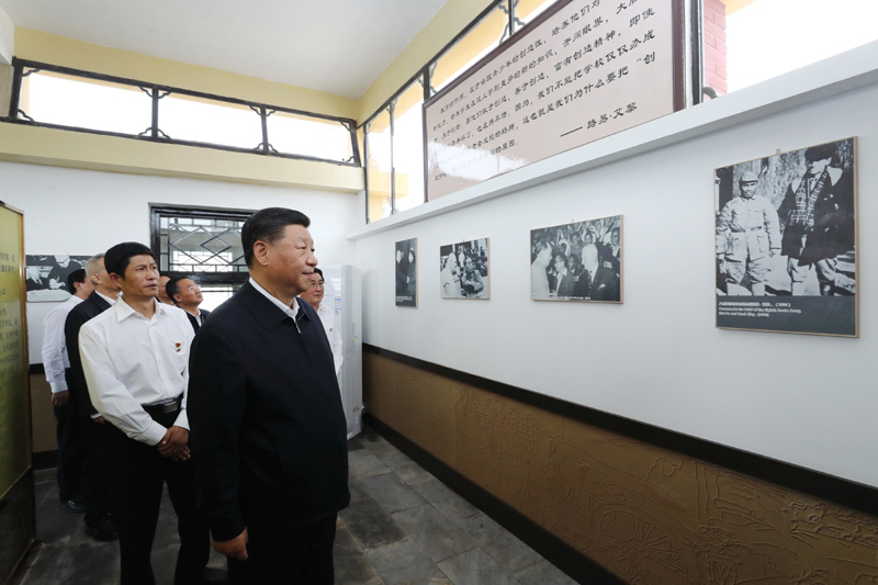 8月19日至22日，中共中央總書記、國家主席、中央軍委主席習(xí)近平在甘肅考察。這是20日下午，習(xí)近平在張掖市山丹培黎學(xué)校參觀學(xué)校創(chuàng)辦人路易·艾黎故居。